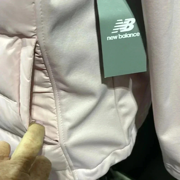 New Balance Hooded Fleece lined puffer coat, water/wind resistant,zip up,pockets - Picture 3 of 16